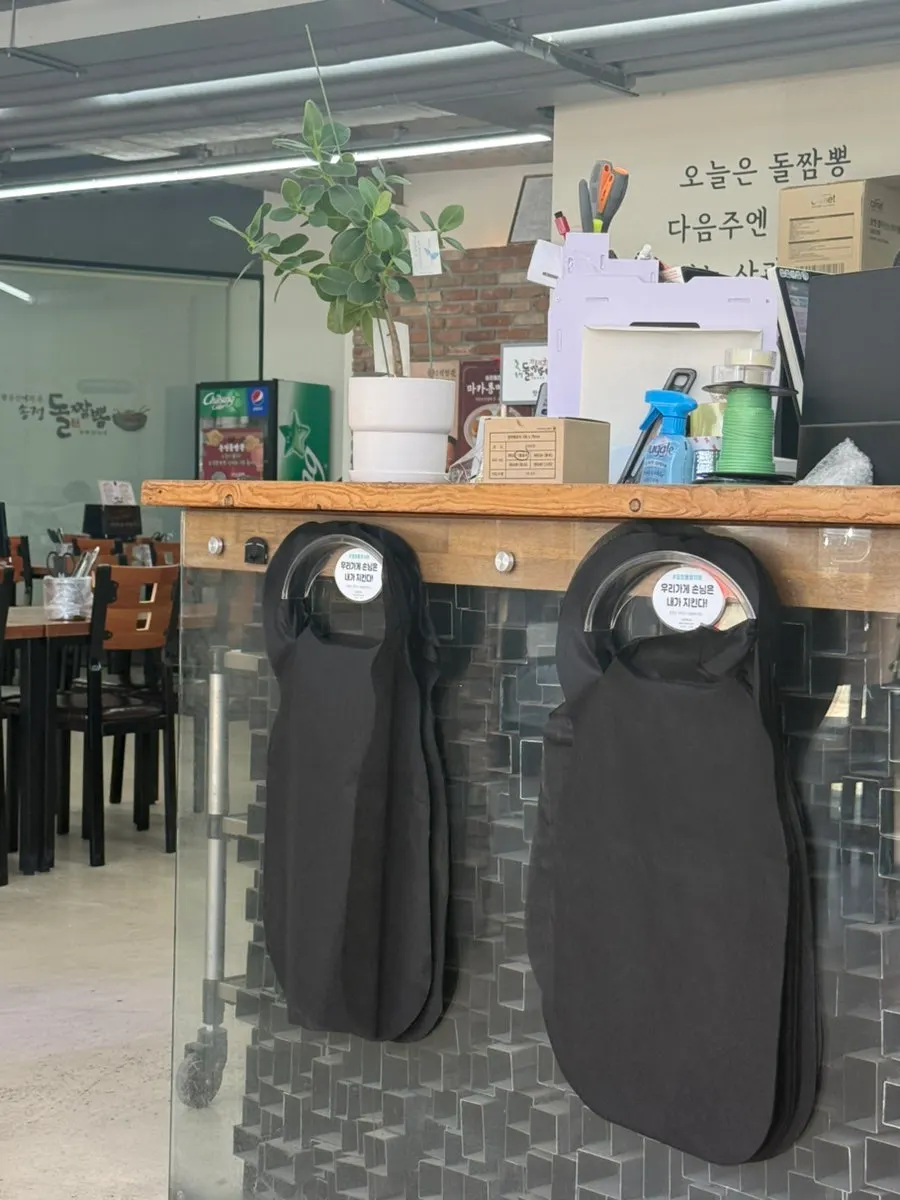 계산대 옆에 비치된 앞치마