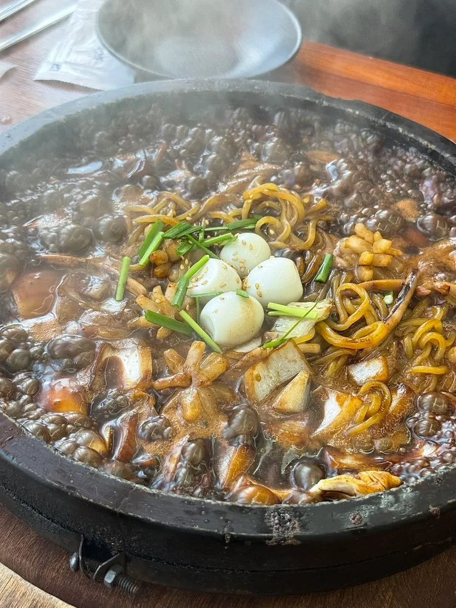 돌판 위에서 지글거리는 일반돌짜장 2인
