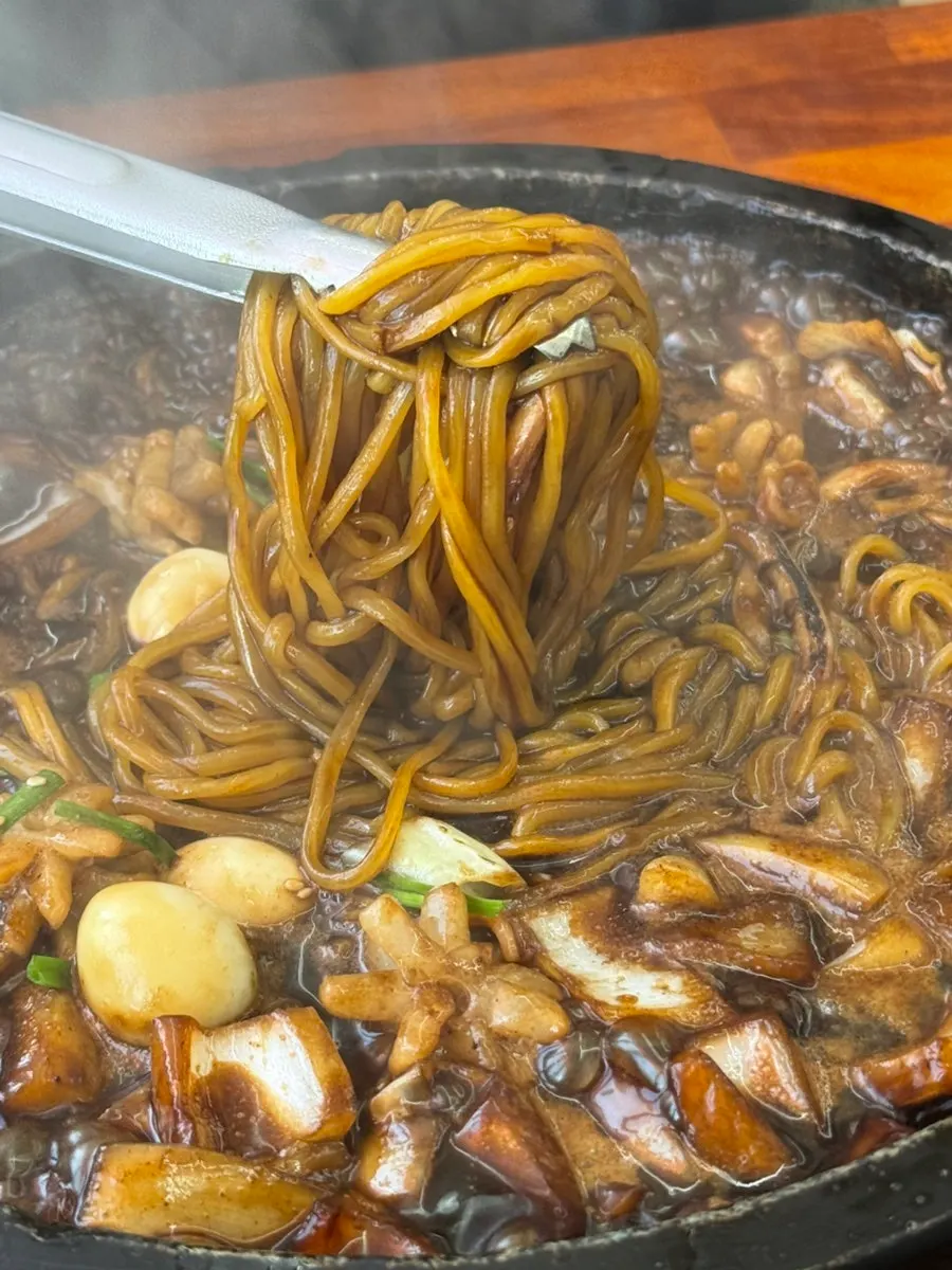 오징어와 새우가 들어간 돌짜장 면발