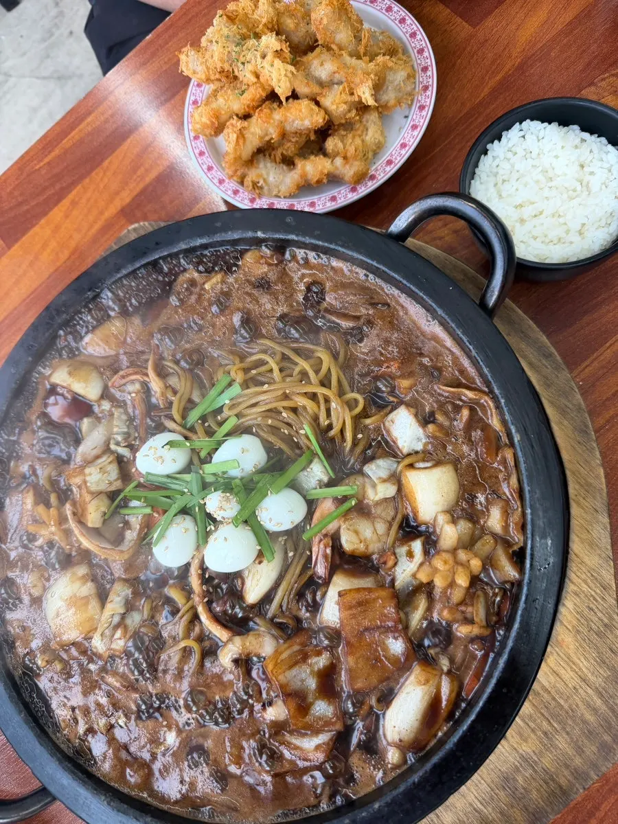 해산물이 들어간 돌짜장