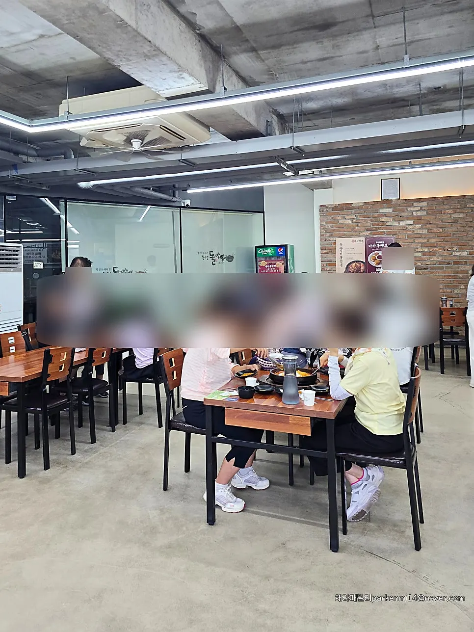Songjeong Dol Jjamppong interior at dinner time