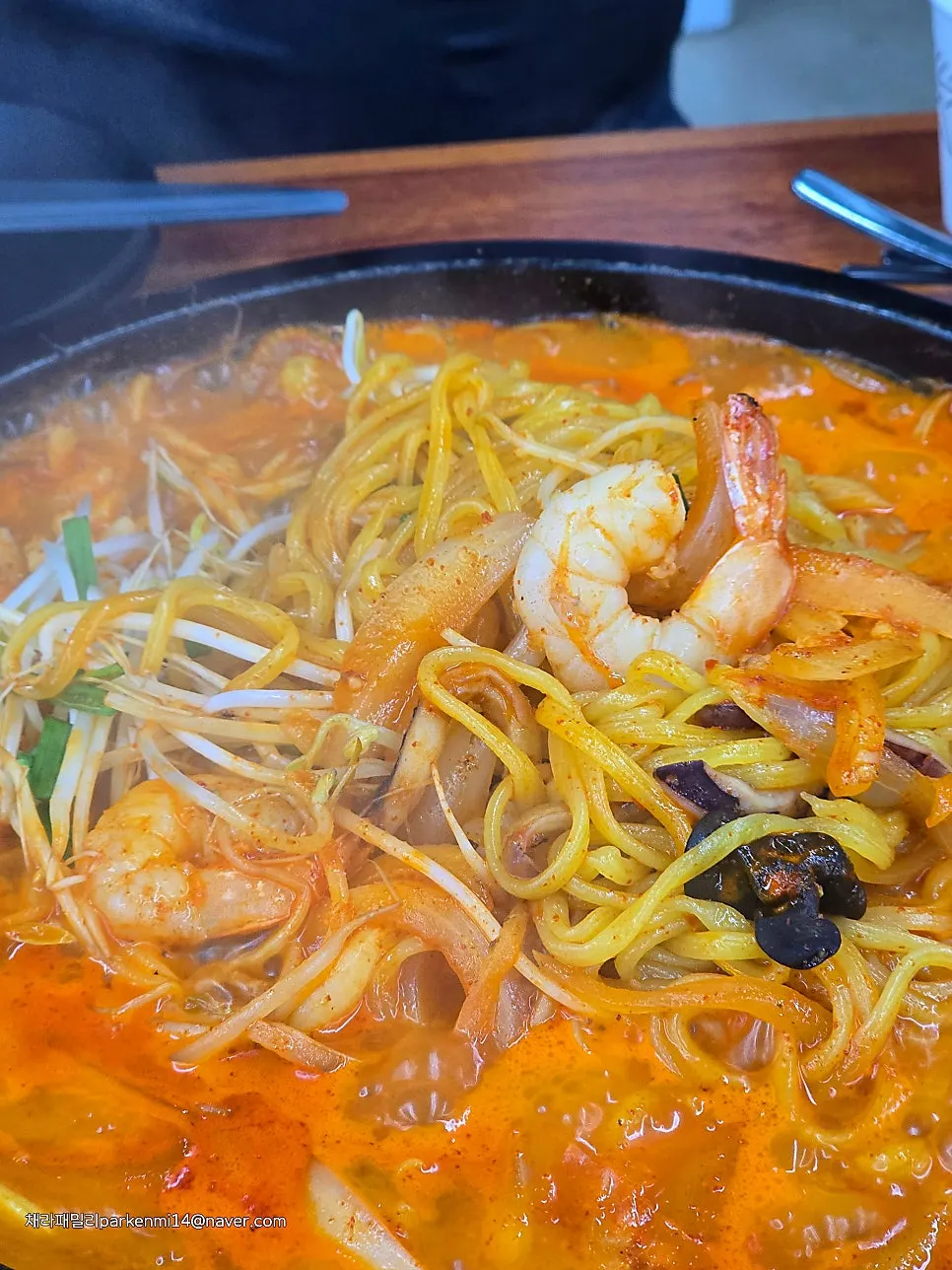 Scorched-rice stone-plate jjamppong with seafood