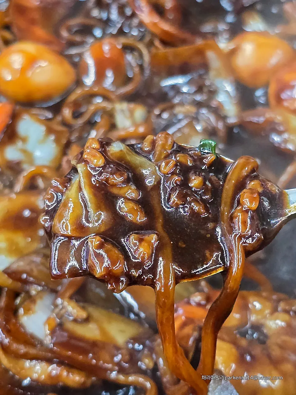 Scorched-rice stone-plate jajangmyeon enjoyed by the kids