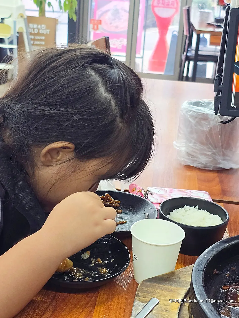 Scorched-rice stone-plate jajangmyeon with plenty of sauce