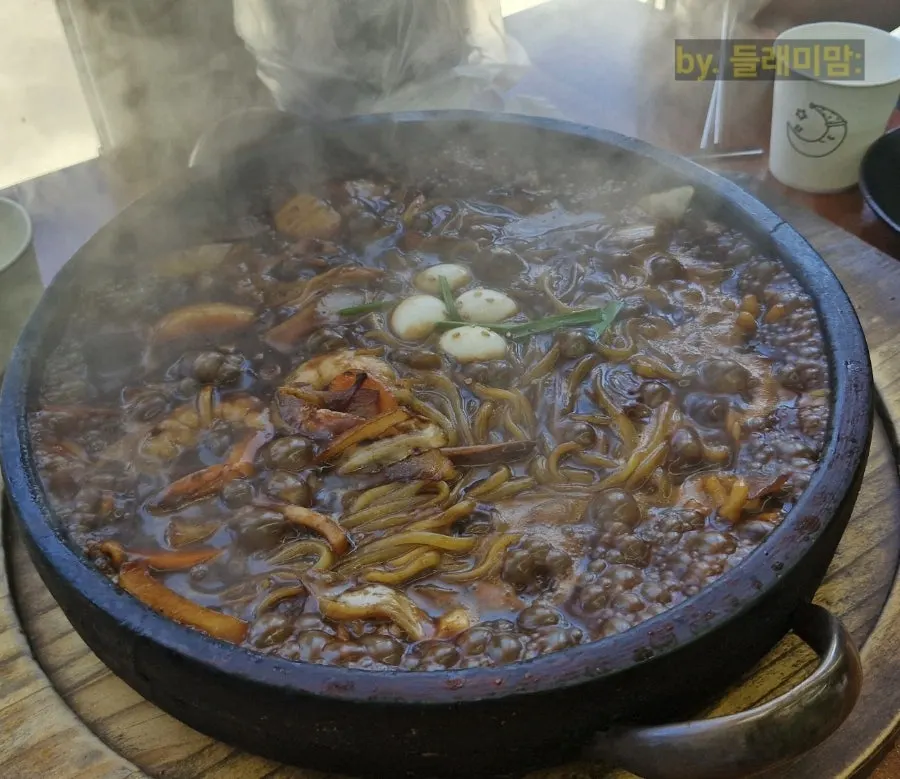 Stone-plate jajangmyeon loaded with ingredients