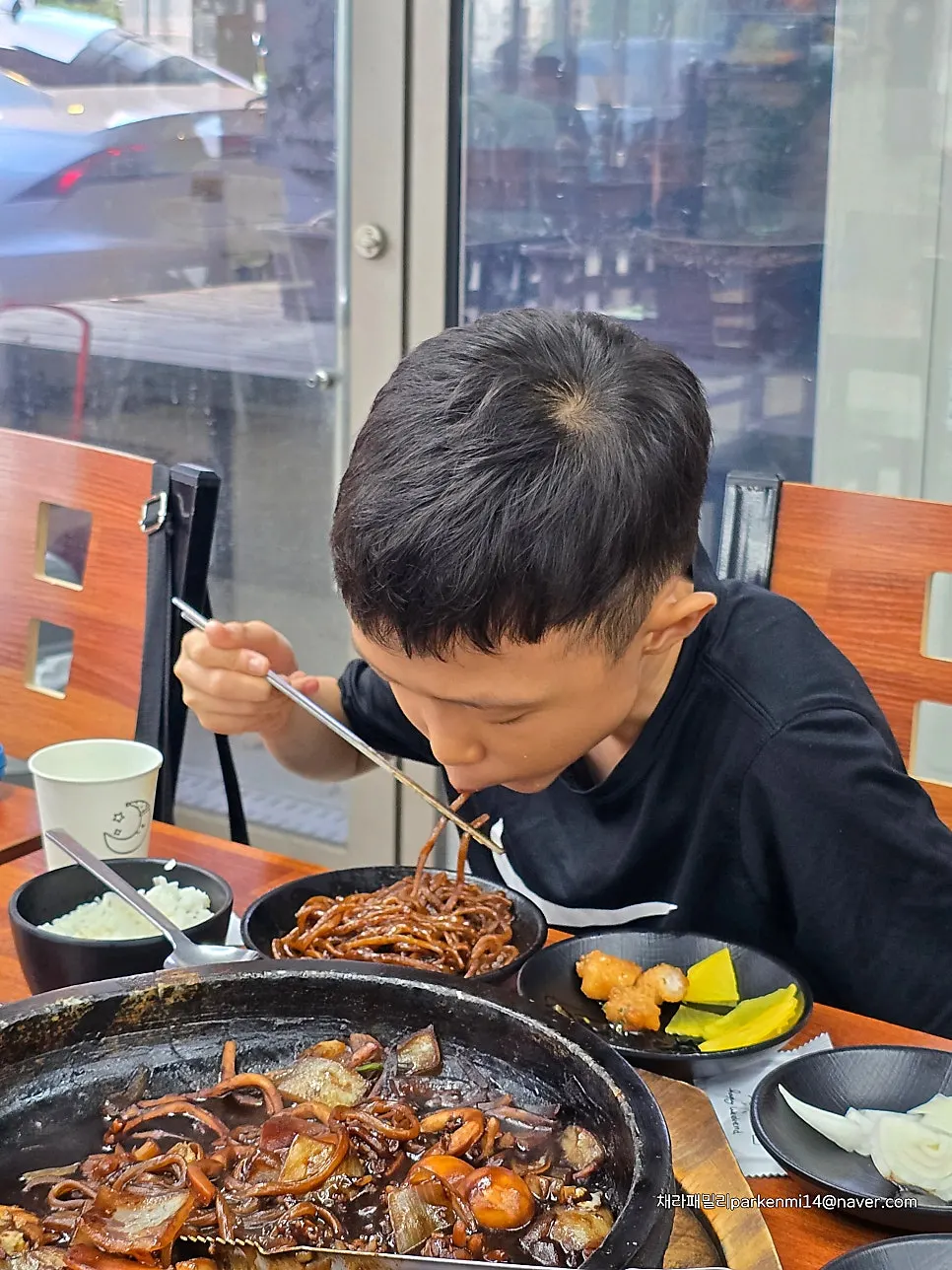 Stone-plate jajangmyeon that is good for mixing with rice