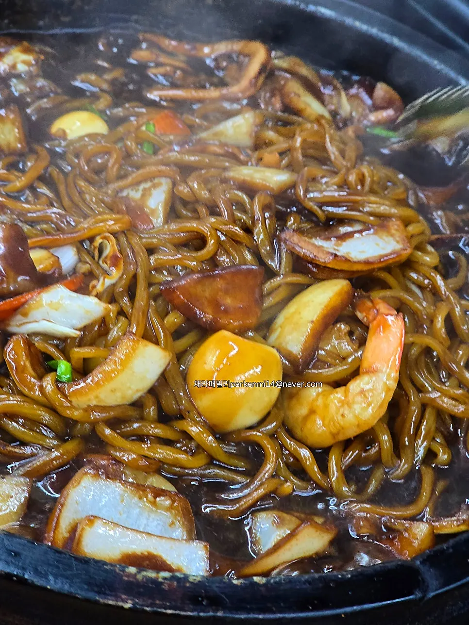 Stone-plate jajangmyeon shared with the kids