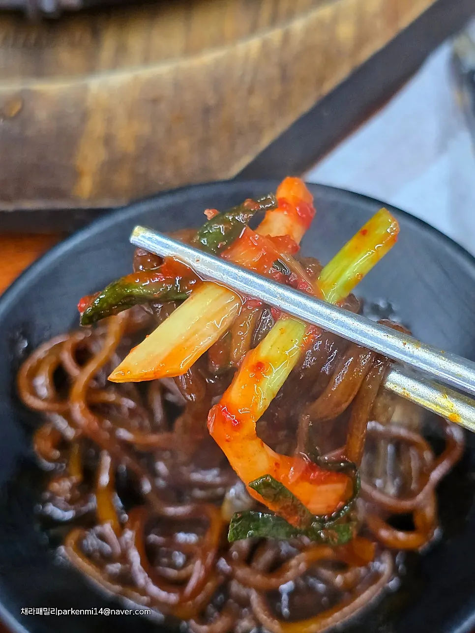 Stone-plate jajangmyeon with scorched rice and green onion kimchi