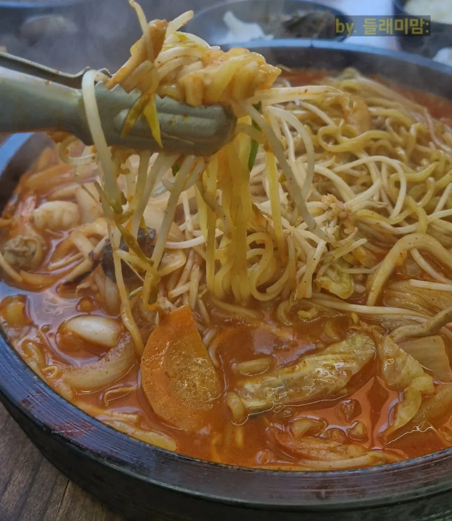 Stone-plate jjamppong with bean sprouts and seafood