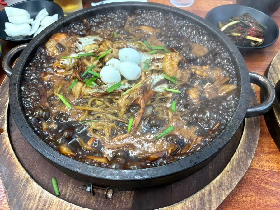 Bubbling broth in the stone-plate jjamppong