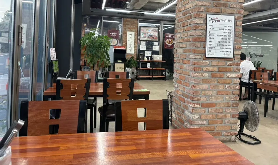 Seating at Songjeong Dol Jjamppong during evening hours