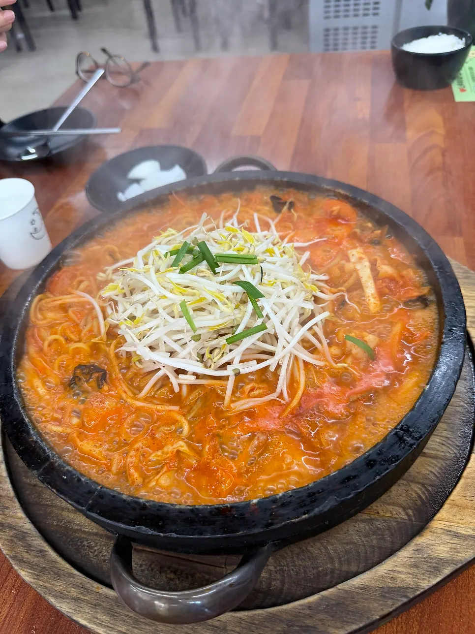 돌판에서 끓는 누룽지 돌판 짬뽕
