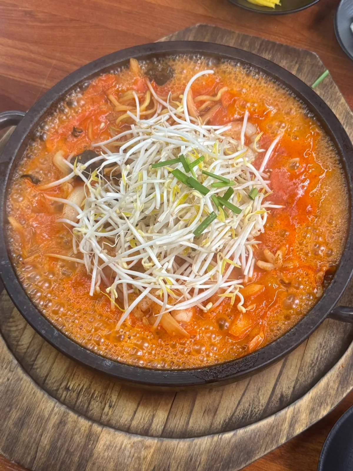 숙주와 해물이 풍부한 2인 돌짬뽕