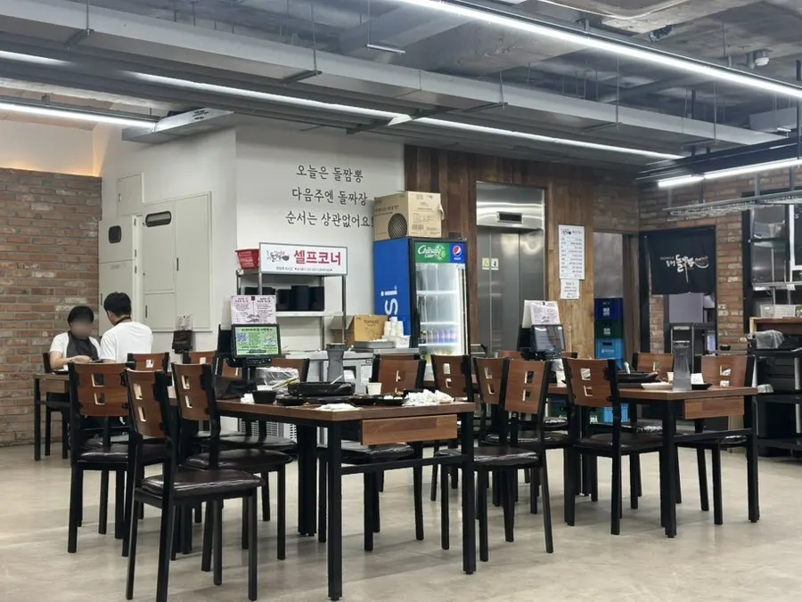 송정돌짬뽕 매장 내부와 테이블