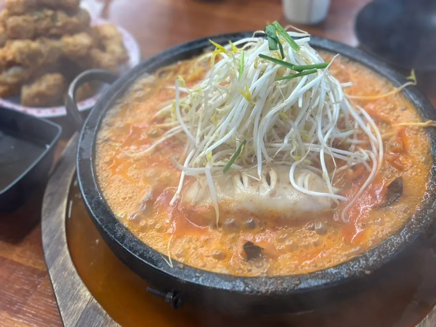 김이 올라오는 돌판 짬뽕 국물