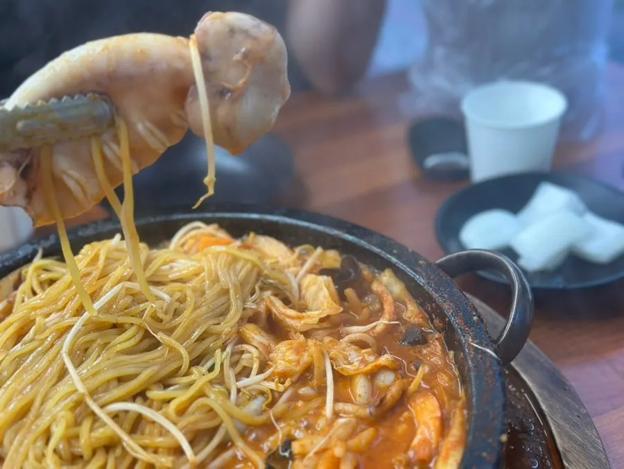 숙주와 해산물이 담긴 돌짬뽕