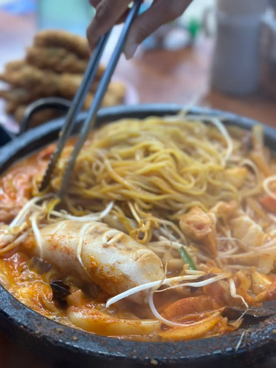 젓가락으로 들어올린 돌짬뽕 면