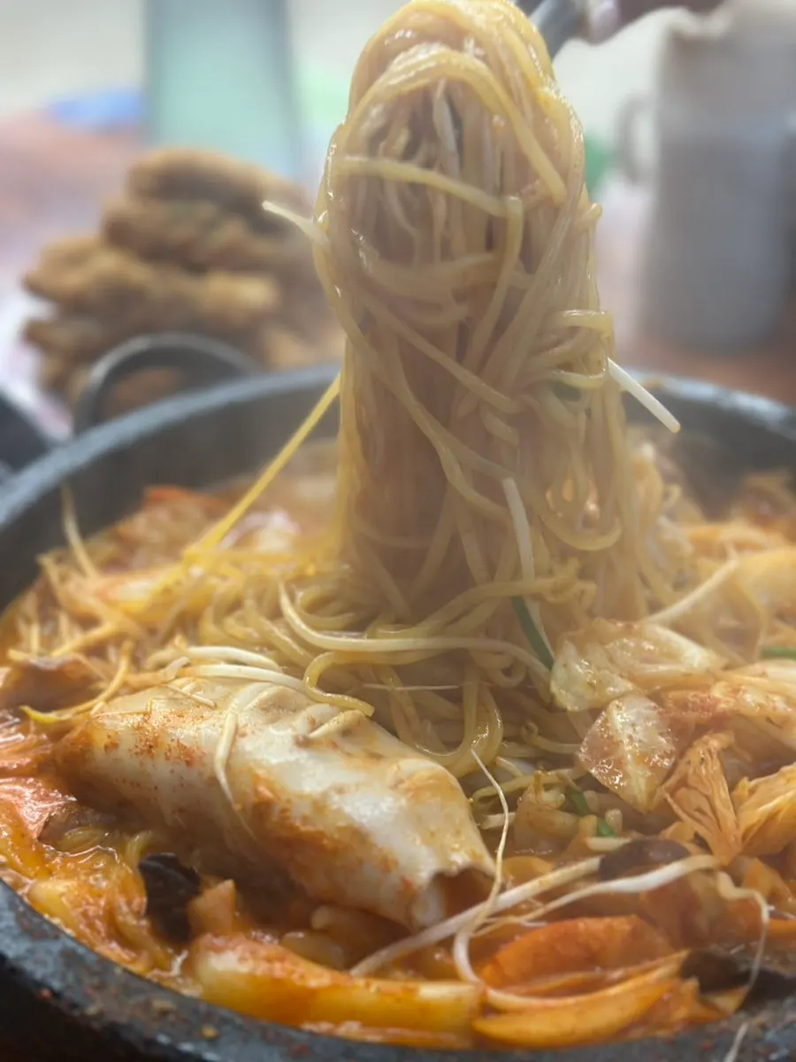 돌짬뽕 면과 해산물 한 젓가락