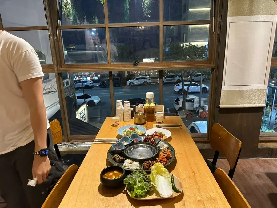 송정옥 2층 창가 자리 분위기
