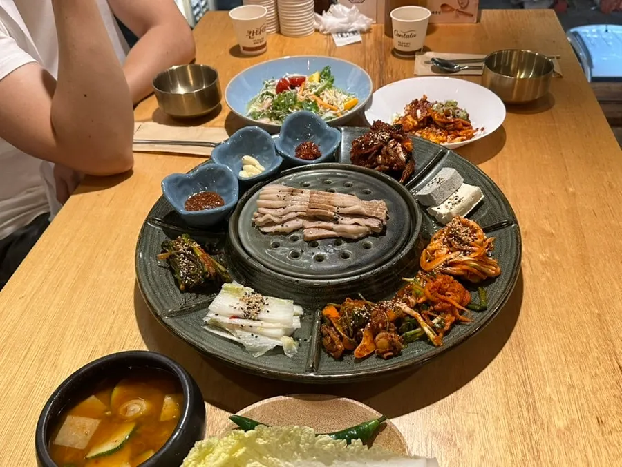 가브리 보쌈과 밑반찬이 깔린 한상