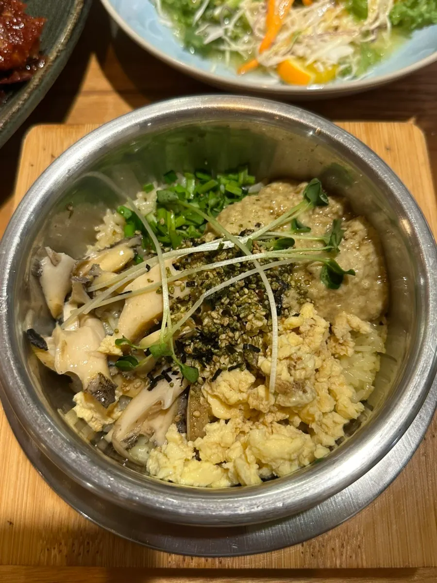 쌈야채와 된장을 곁들인 보쌈 한 점