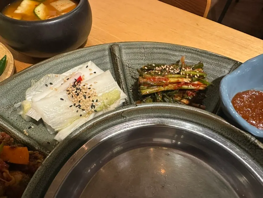 양념게장과 두부 김치 등 밑반찬