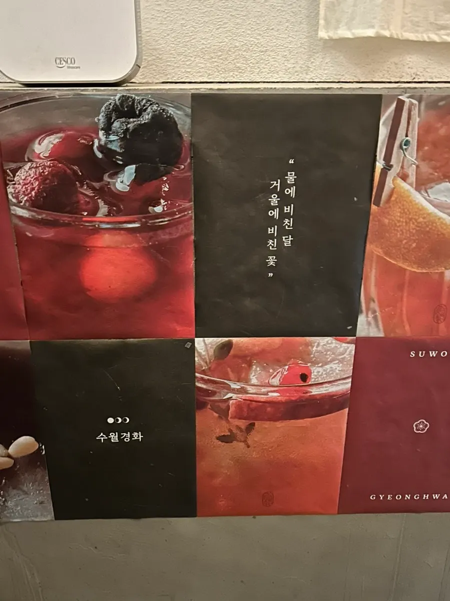 테이블 조명이 놓인 밤 시간 좌석