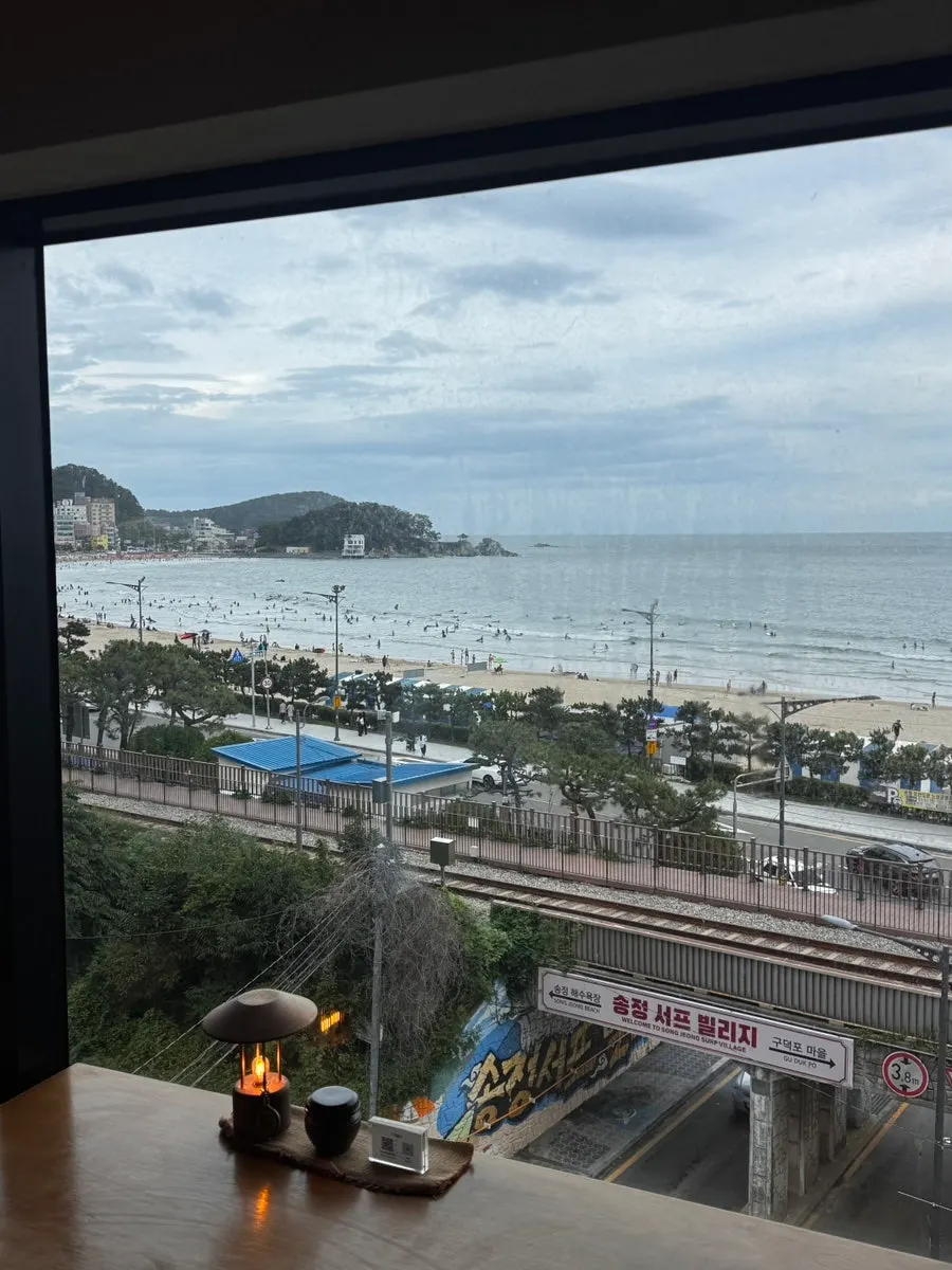 Exterior of Suwolgyeonghwa, a tea café in Songjeong, Busan