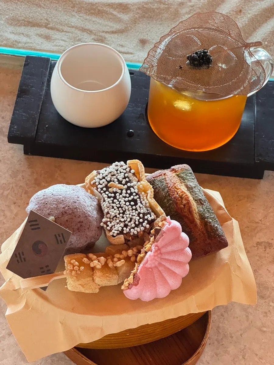 A cup of cold hyeonwolhoji tea at Suwolgyeonghwa