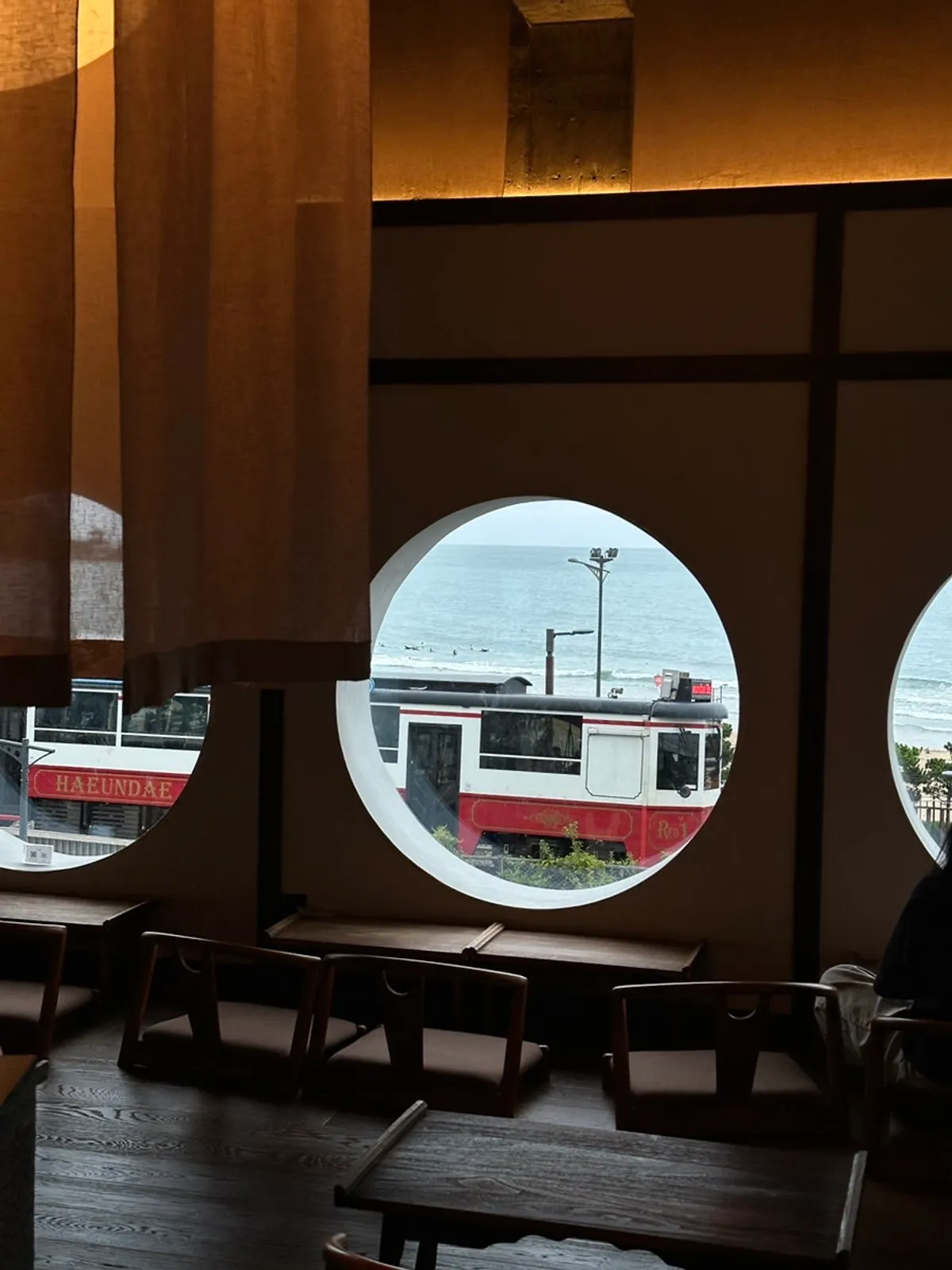 The calm, separated seating on Suwolgyeonghwa's 3rd floor
