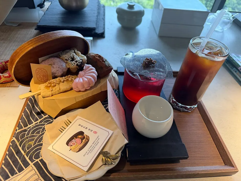 테이블에 차려진 음료와 디저트 상자