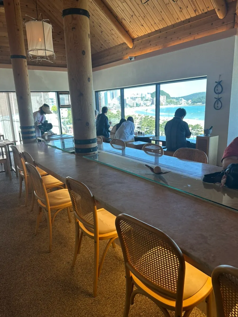 Ordering kiosk area on the 4th floor of Suwolgyeonghwa