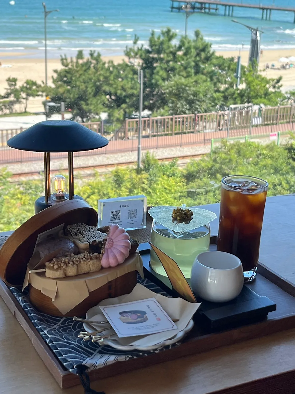 Dalbodeure Box and drinks placed on a window-side table