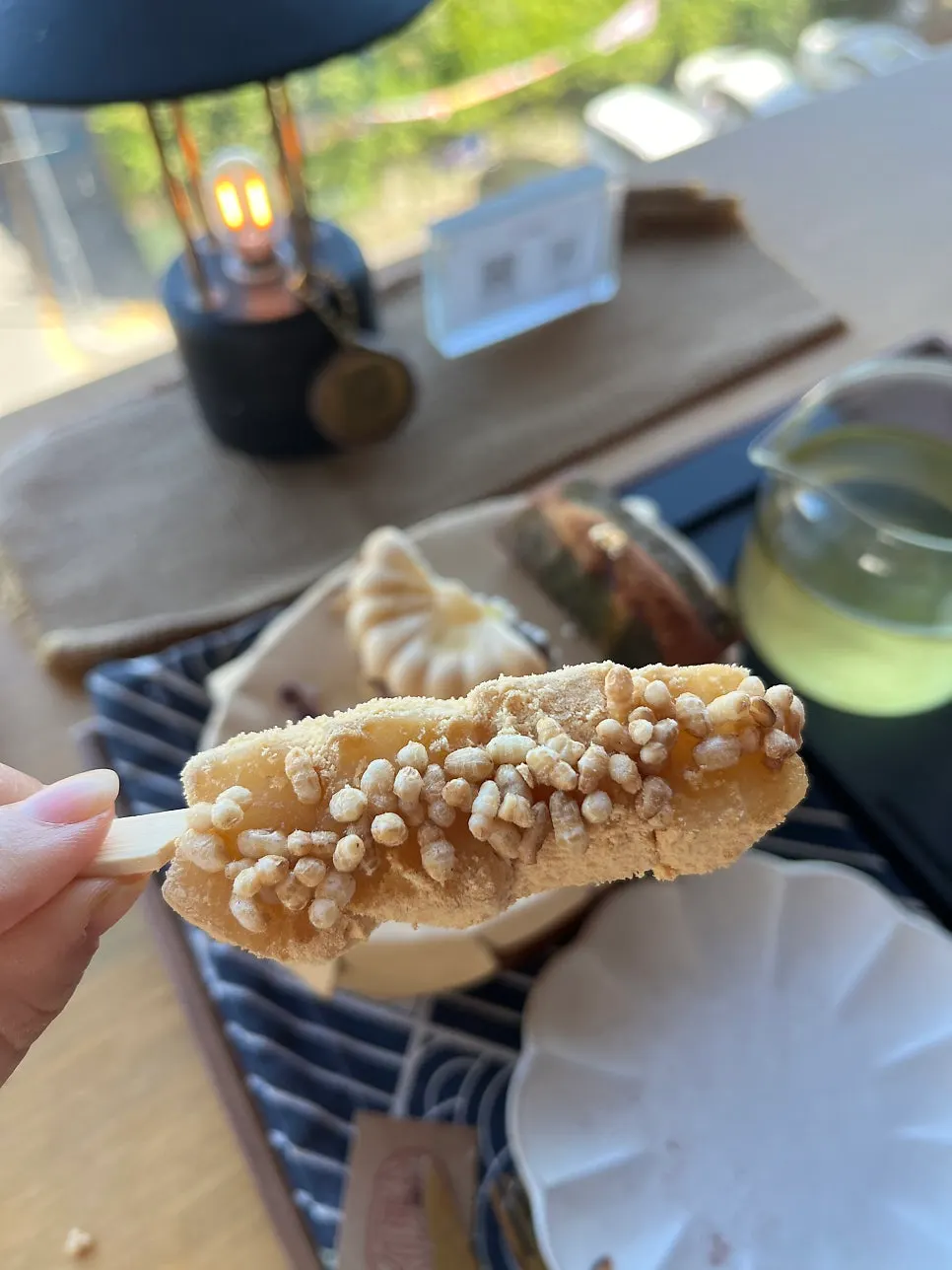 콩고물을 묻힌 인절미 꼬챙이 디저트