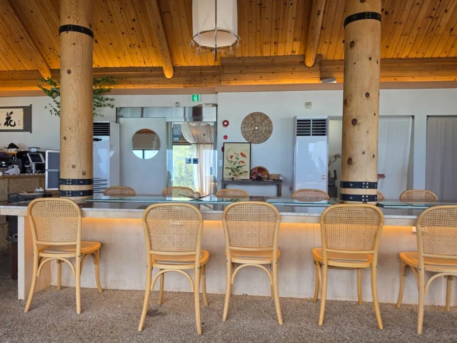 Large central table with a sand pattern covered by glass