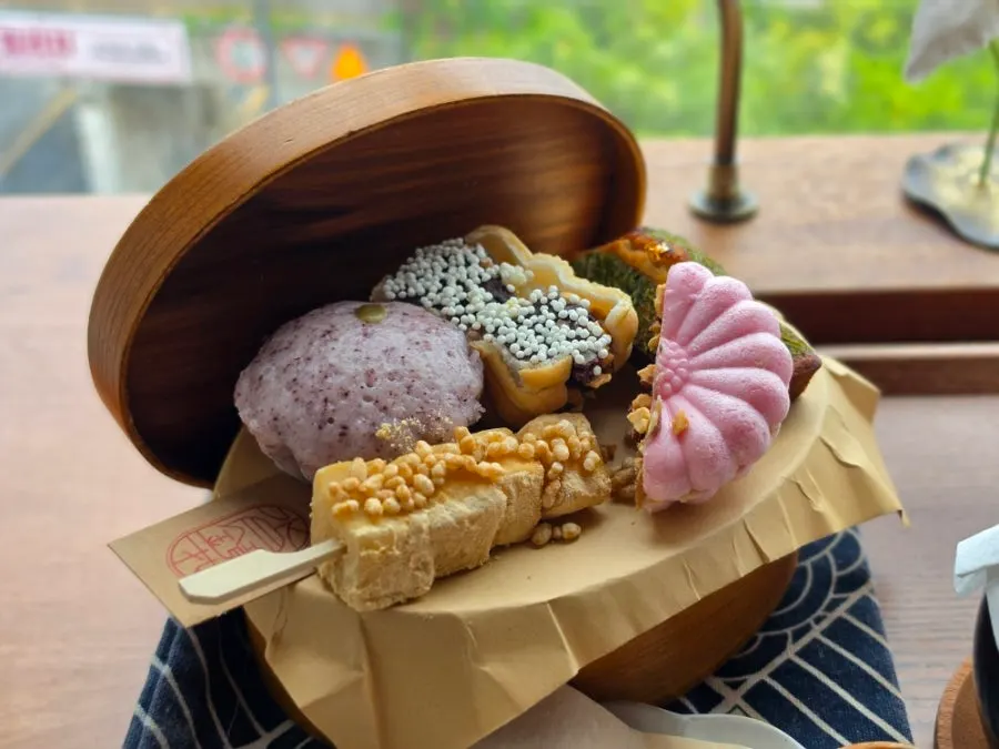 Five kinds of dessert inside the Dalbodeure box