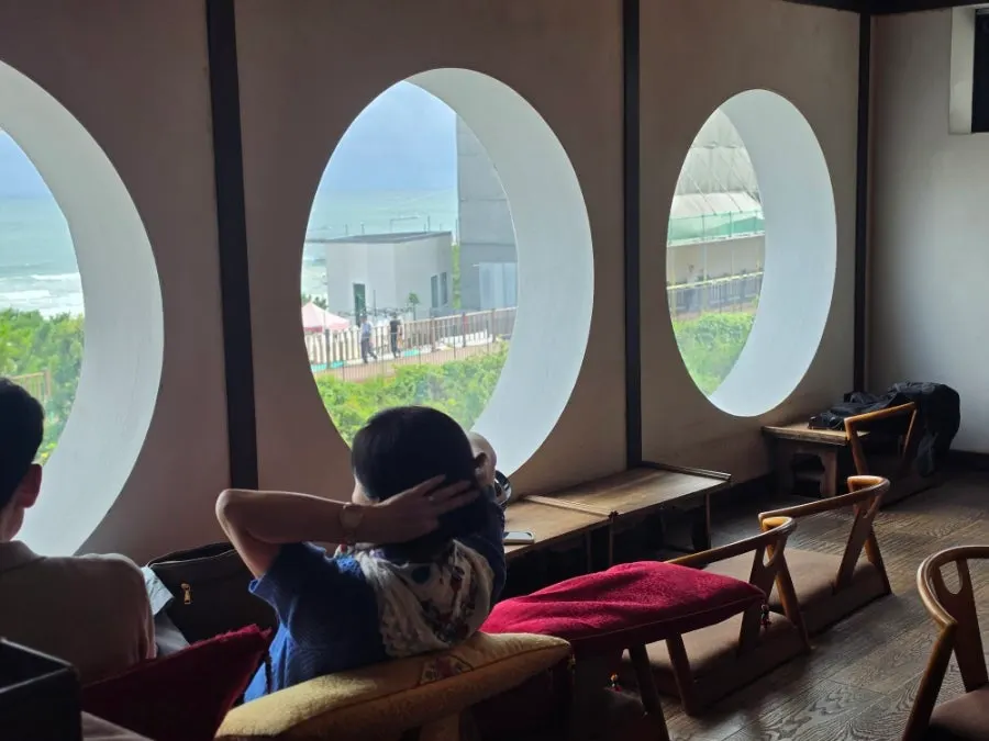 Floor seating area on Suwolgyeonghwa's 3rd floor