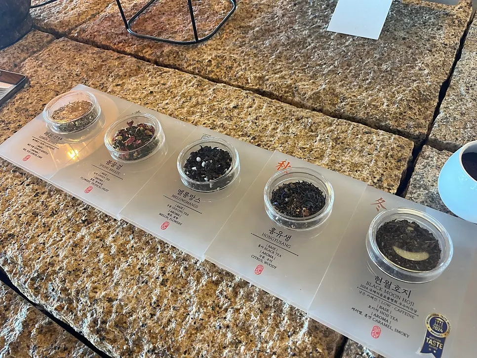 Space selling Suwolgyeonghwa's tea packages