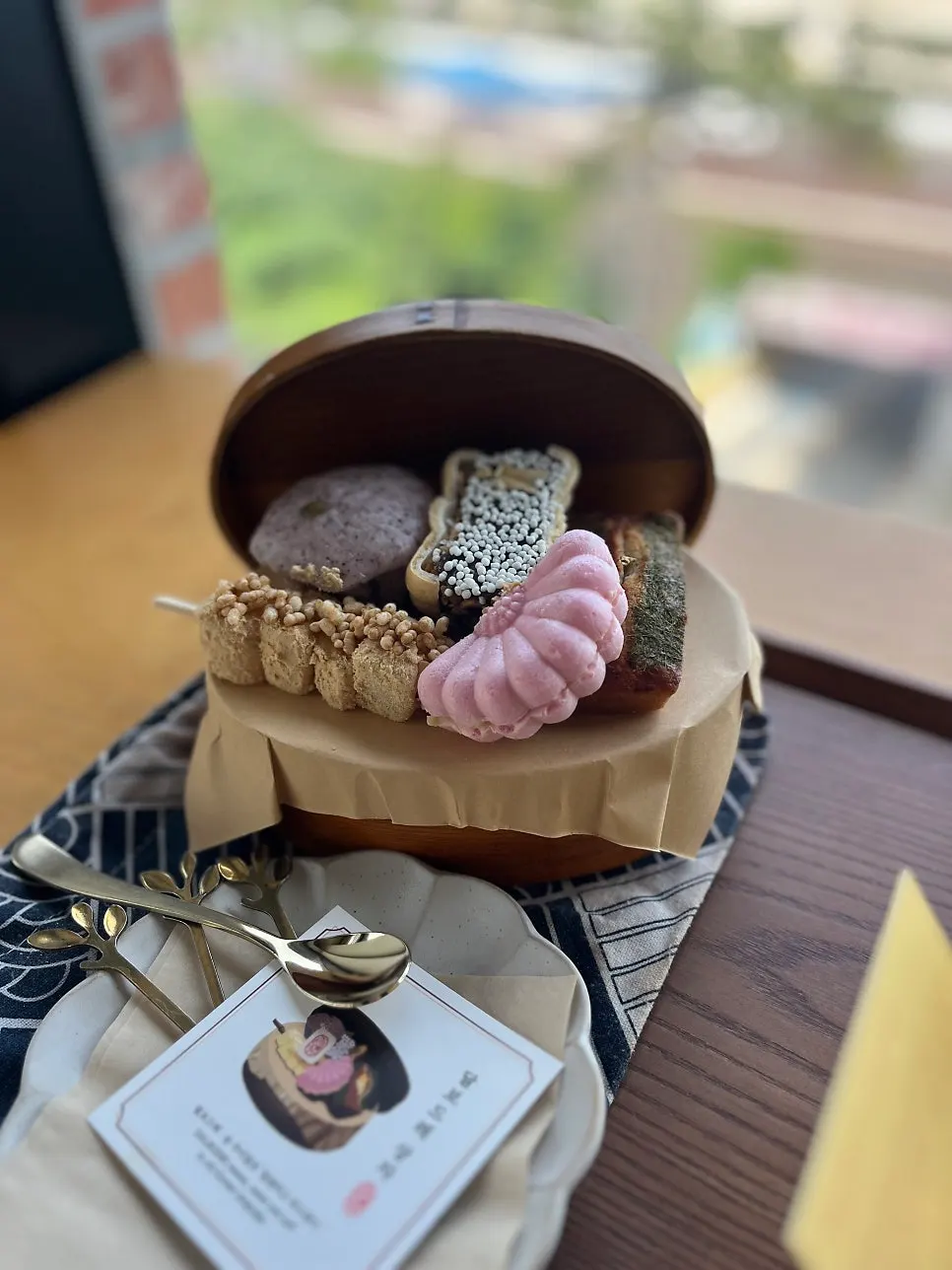 Suwolgyeonghwa's Dalbodeure box and tea spread