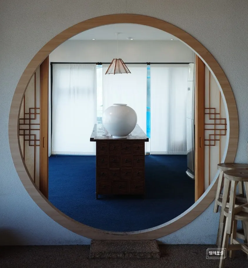 Korean-style atmosphere inside Suwolgyeonghwa
