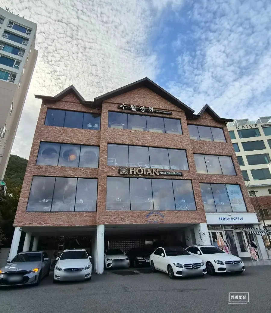 Ground-floor piloti parking space at the Suwolgyeonghwa building