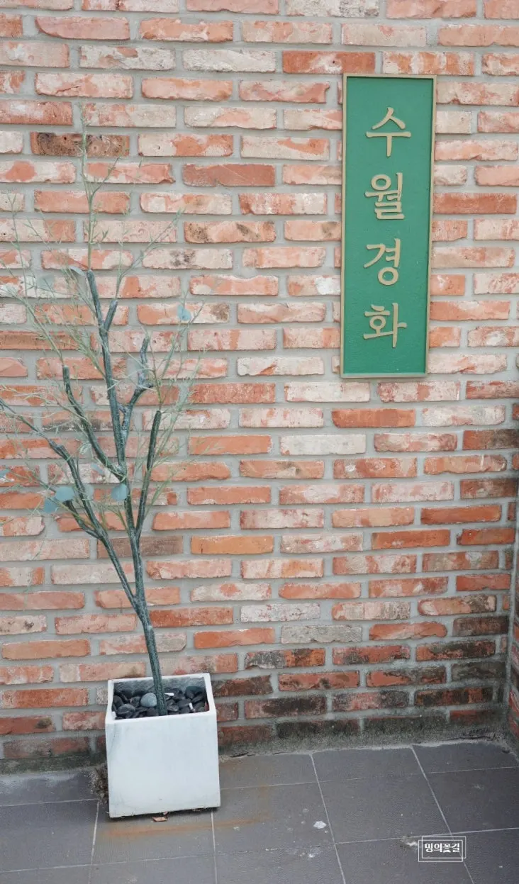 Stairs leading up to the 4th floor of Suwolgyeonghwa