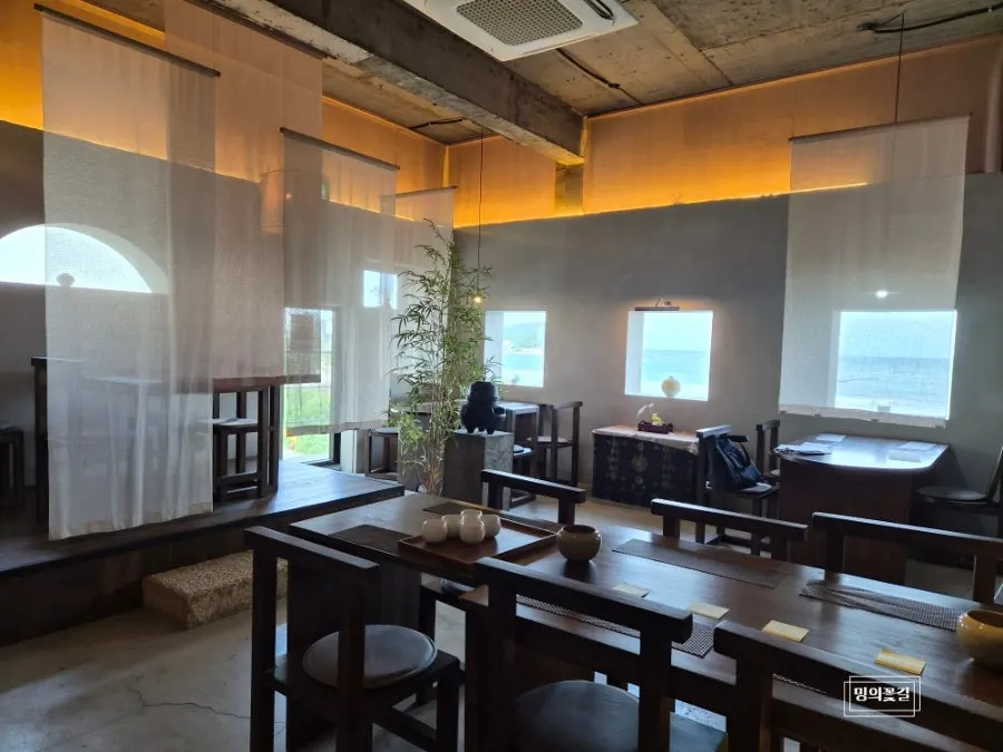 Floor seating on the 3rd floor of Suwolgyeonghwa