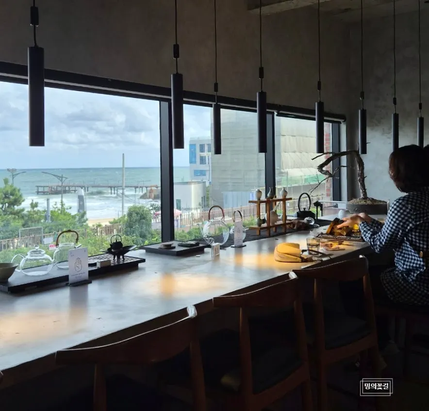 Group table and small tables on the 3rd floor of Suwolgyeonghwa