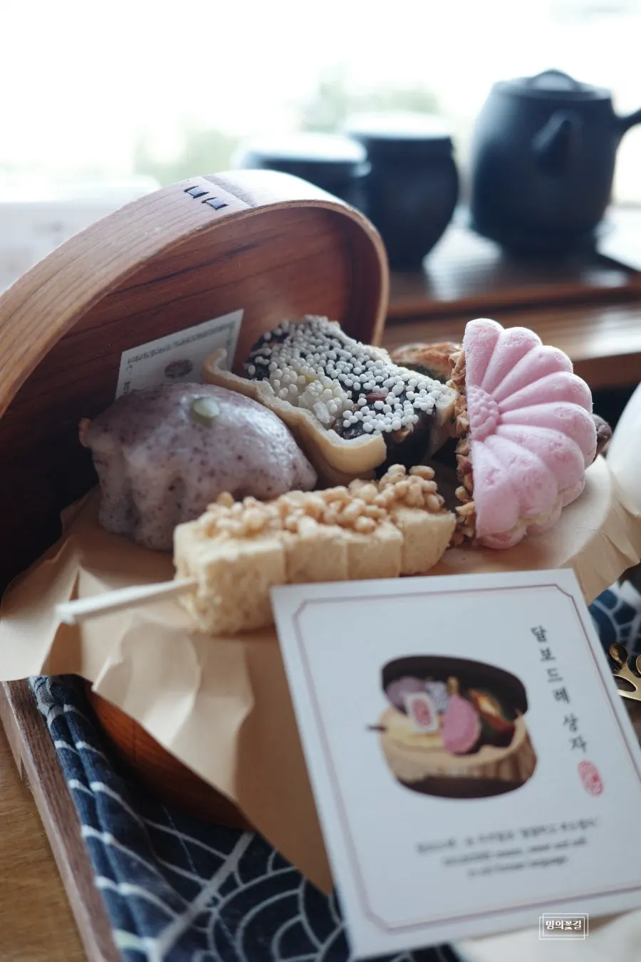 Monaka and financier inside the dalbodeurae sangja box
