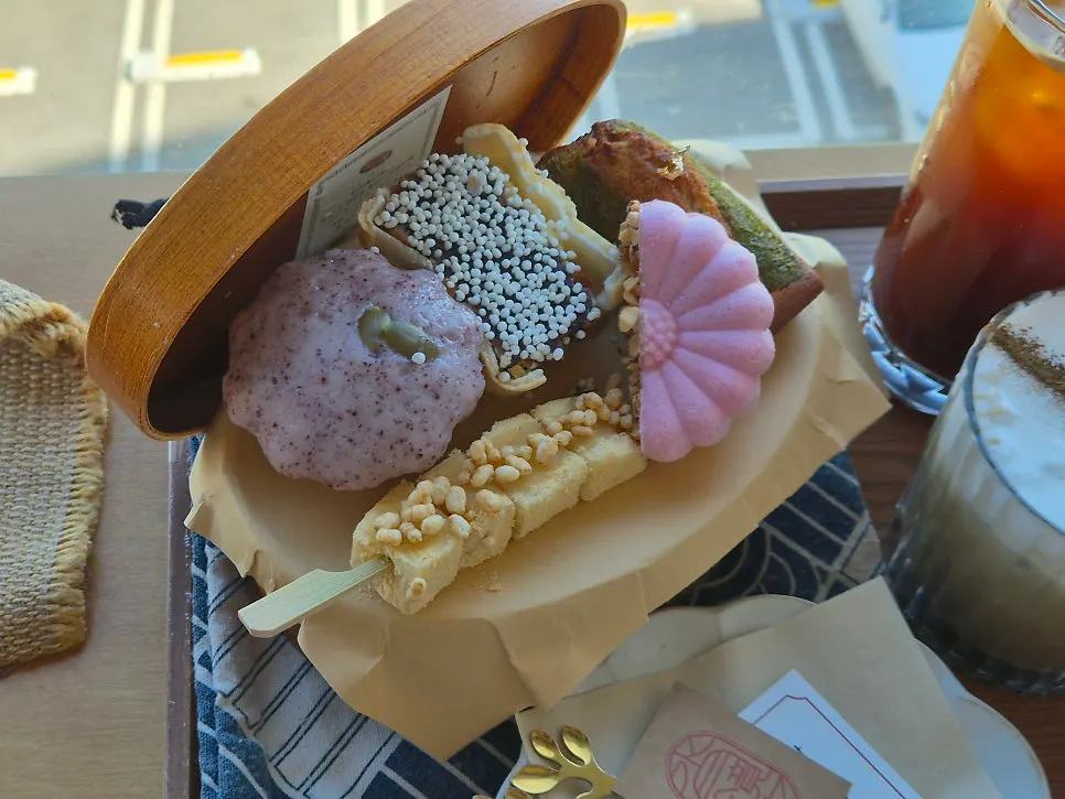 수월경화 3층 전통차 티백 전시 공간