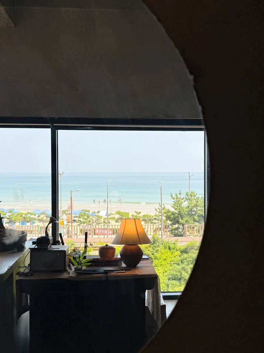깔끔한 인테리어의 수월경화 카페 내부 세로 컷