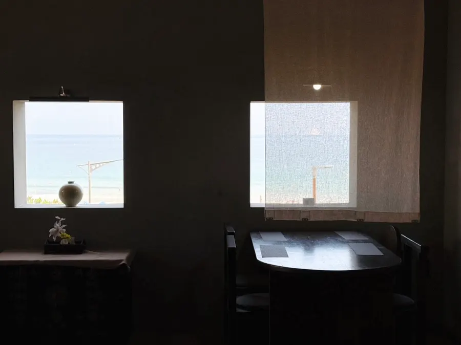 통창으로 송정바다가 보이는 수월경화 좌석