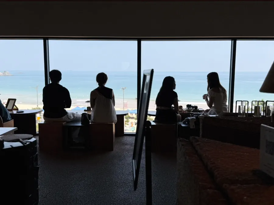 평일에도 손님이 많은 수월경화 카페 좌석