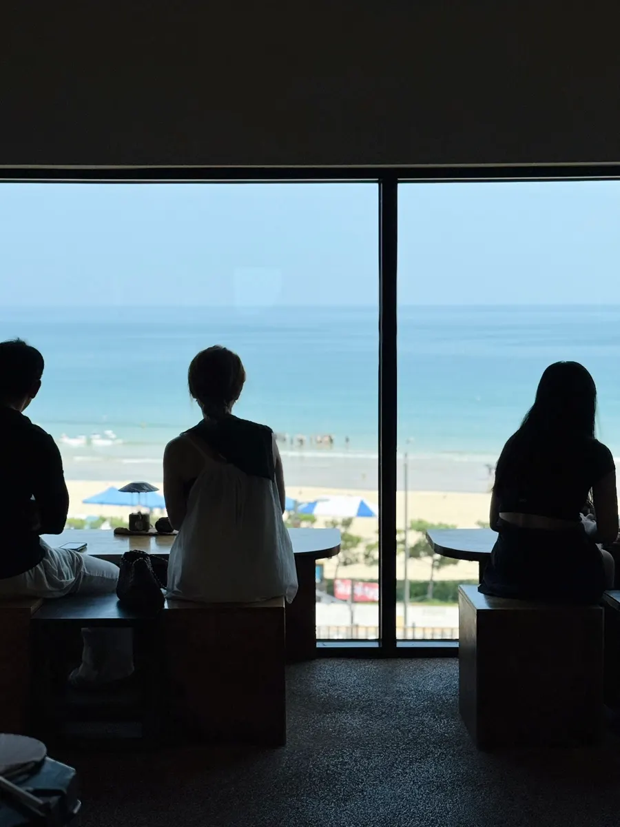 창밖 송정 바다 풍경